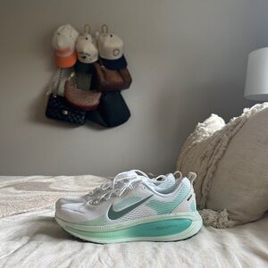 Nike ZOOM X  Sneakers in White and Mint